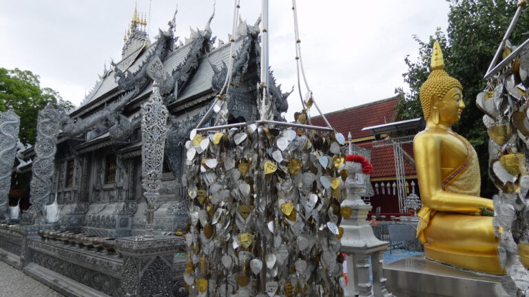 CHIANG MAI: TEMPLOS, MOTOS Y UN ATARDECER DE PELICULA. DIA 8.