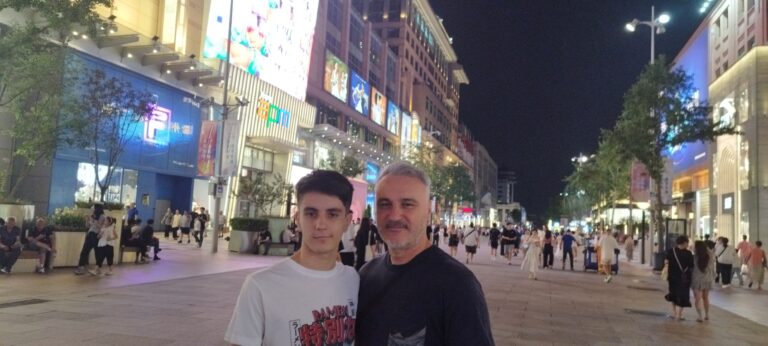 PRIMER DIA EN PEKIN: LLEGADA A CHINA, INMIGRACIÓN, TRANSPORTE Y PRIMERA CENA.